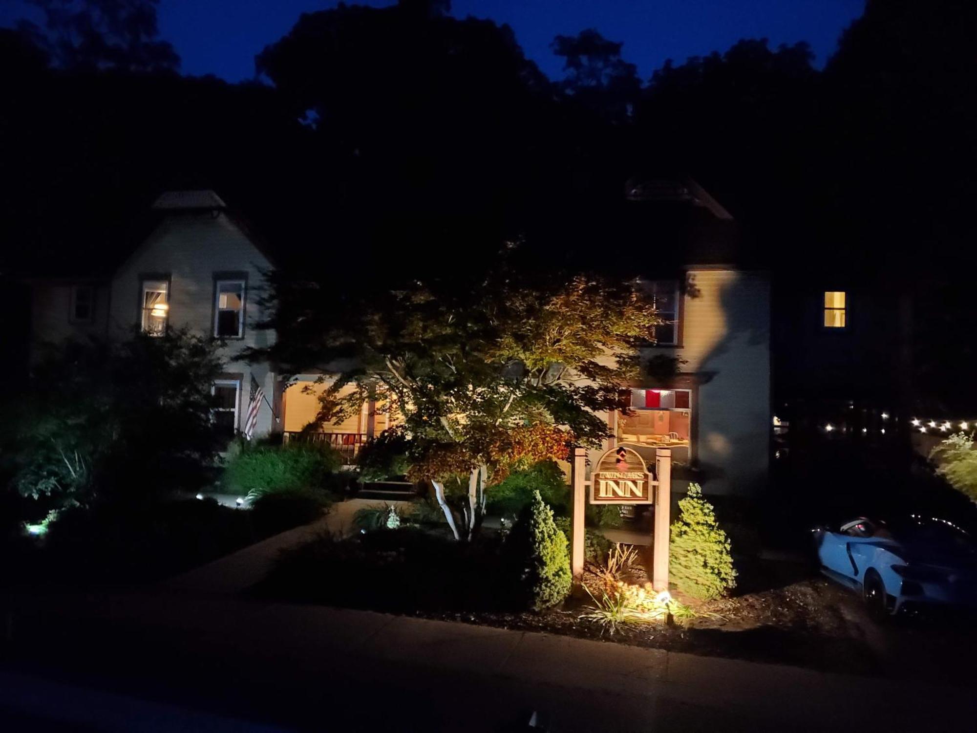 Twin Oaks Inn Saugatuck Exterior photo