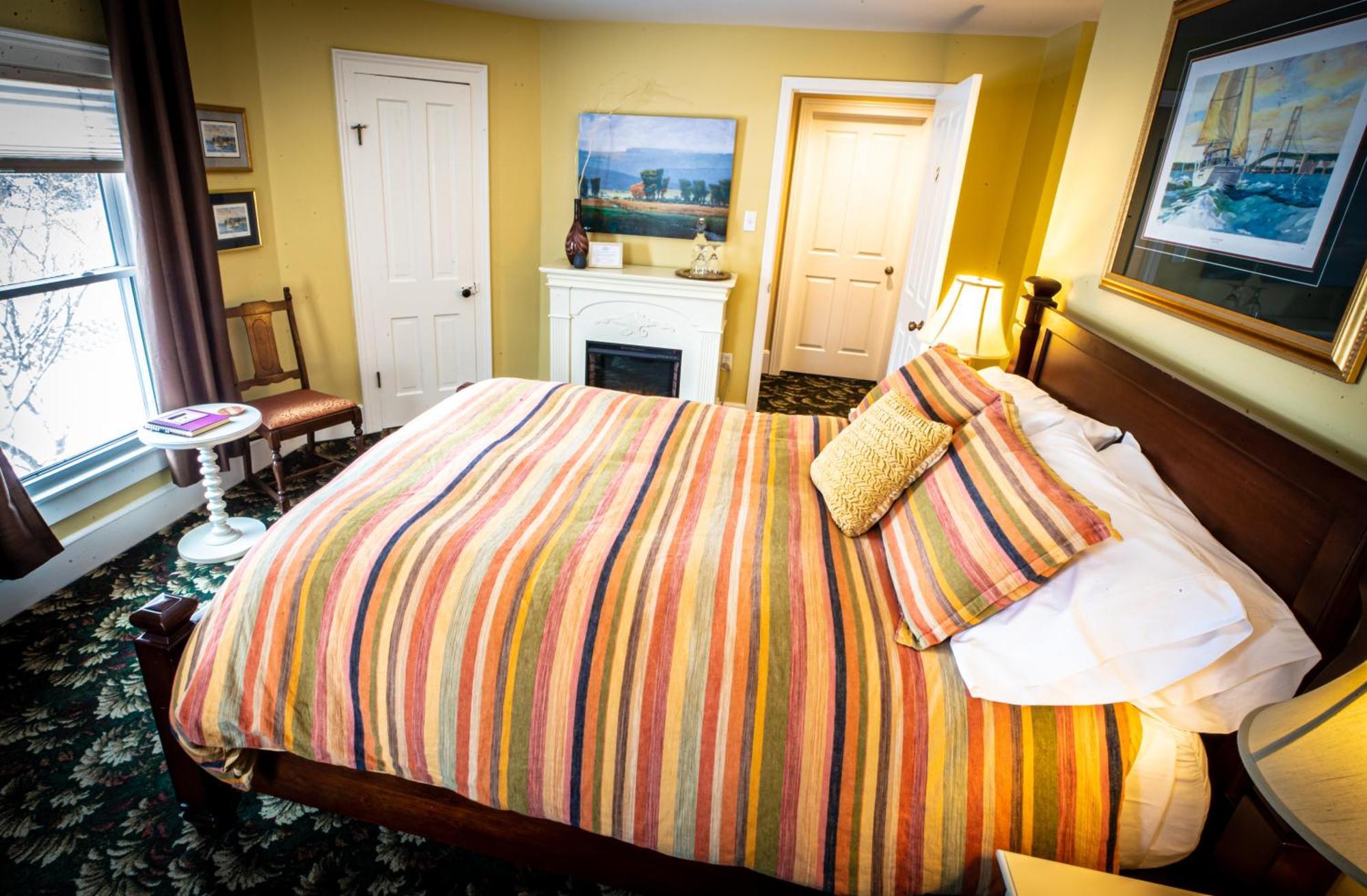 Twin Oaks Inn Saugatuck Exterior photo