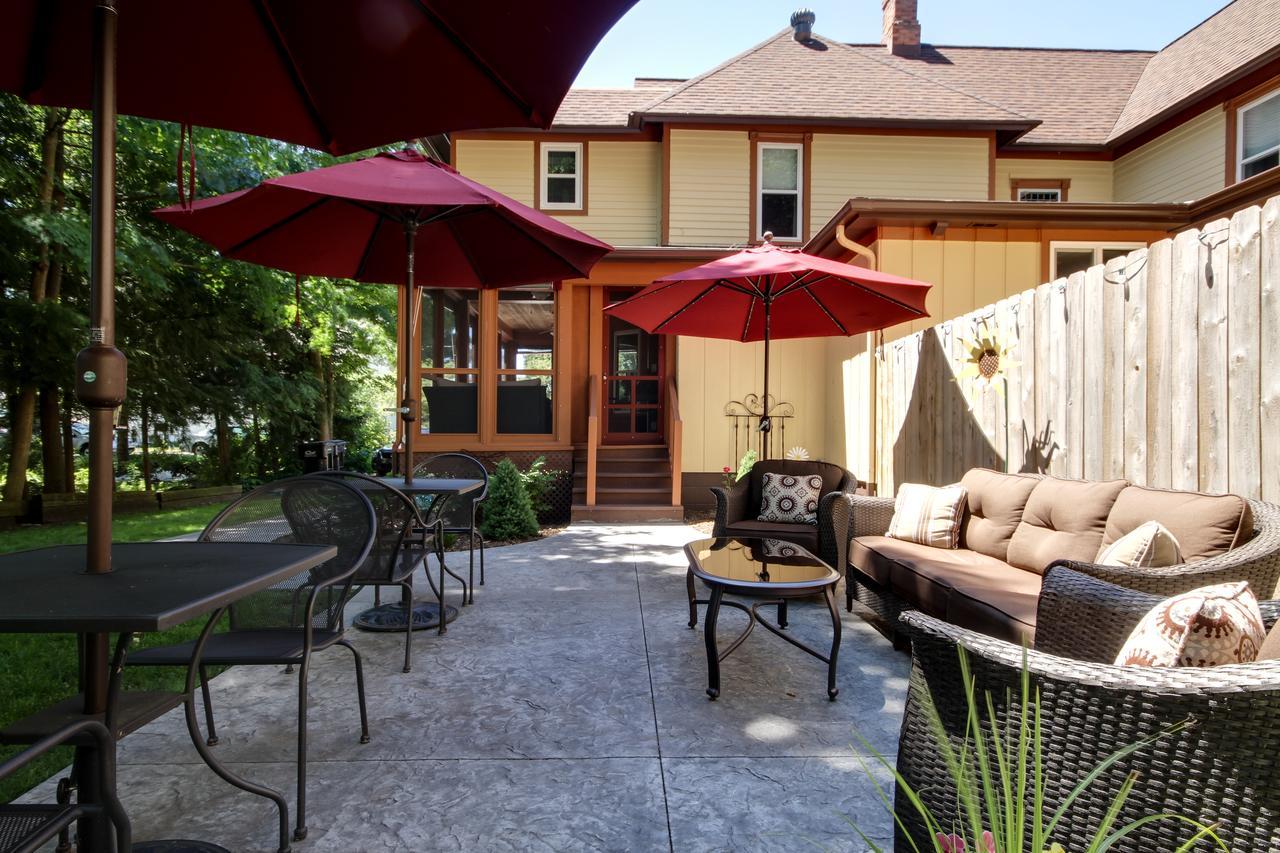 Twin Oaks Inn Saugatuck Exterior photo