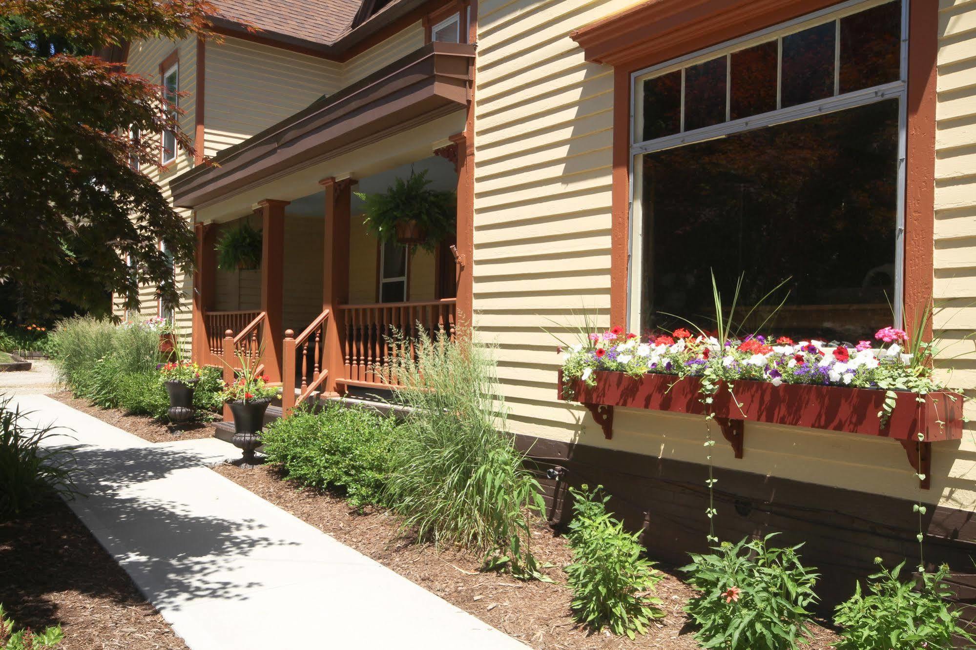 Twin Oaks Inn Saugatuck Exterior photo