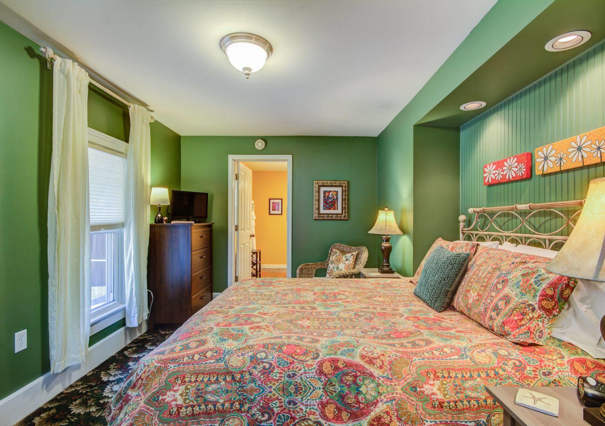 Twin Oaks Inn Saugatuck Exterior photo