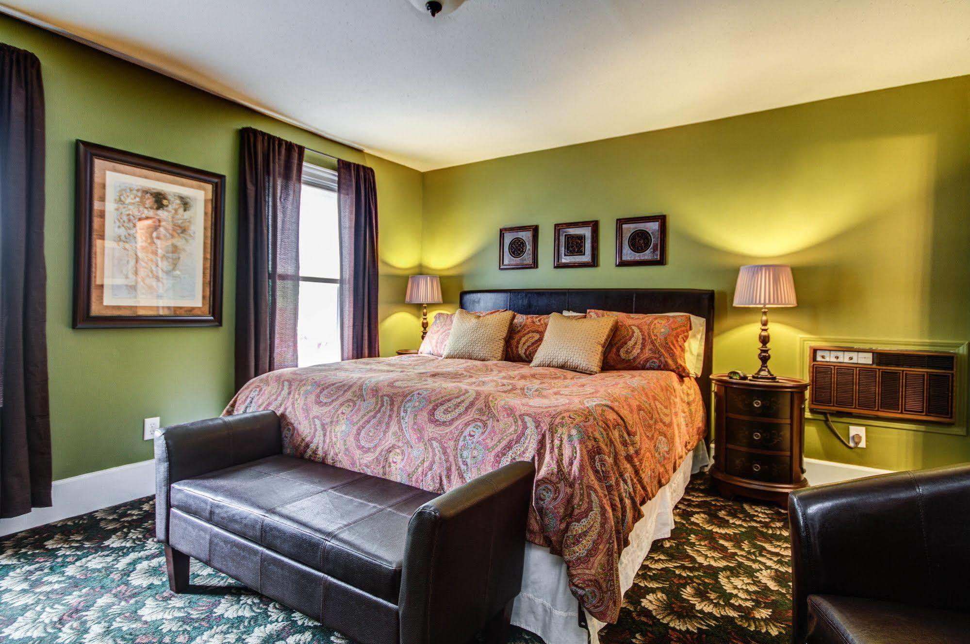 Twin Oaks Inn Saugatuck Exterior photo