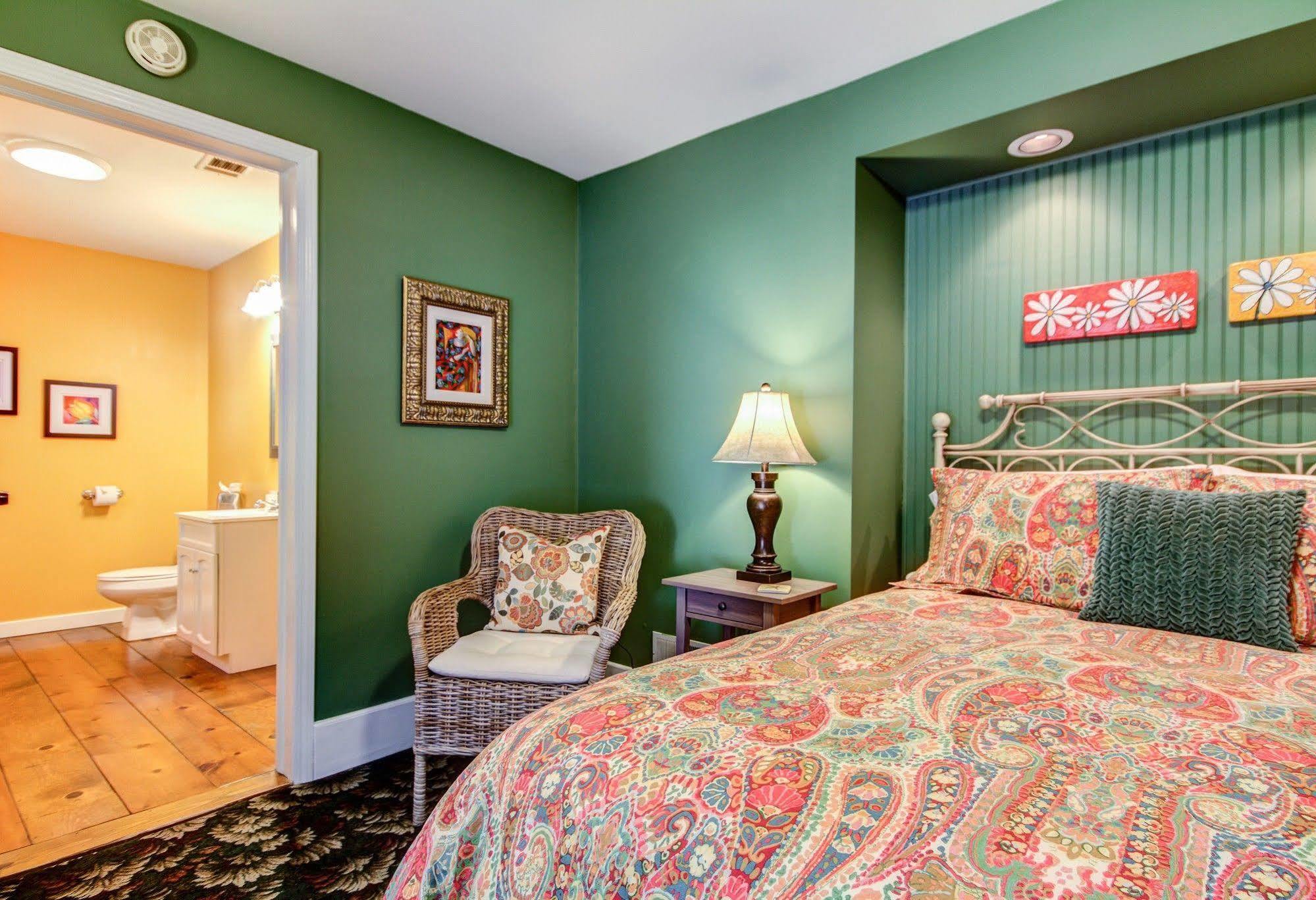 Twin Oaks Inn Saugatuck Exterior photo
