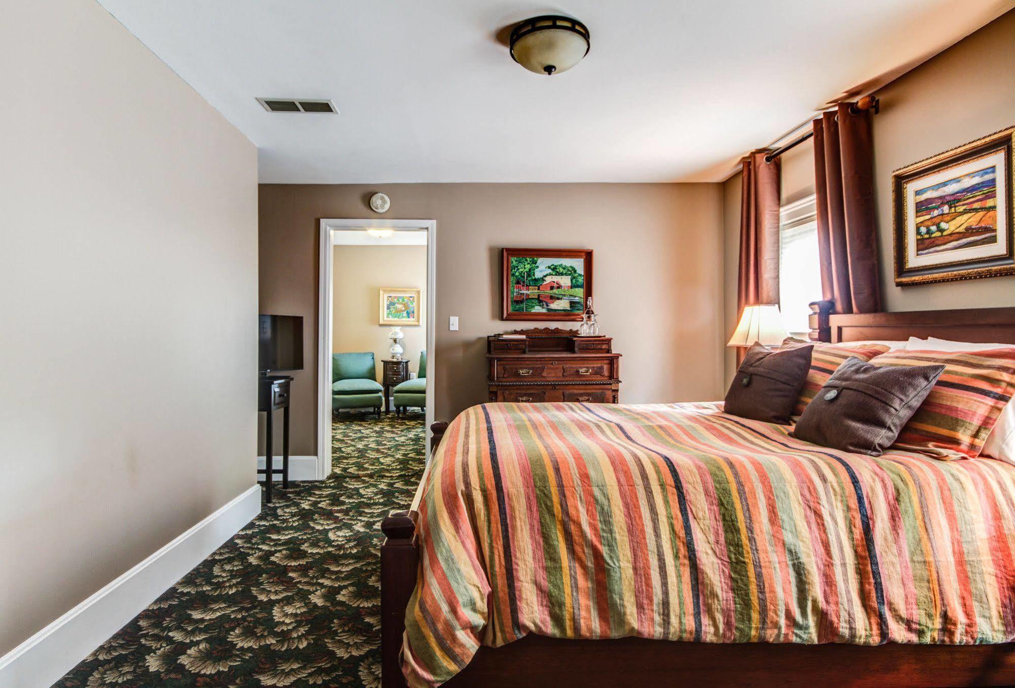Twin Oaks Inn Saugatuck Exterior photo