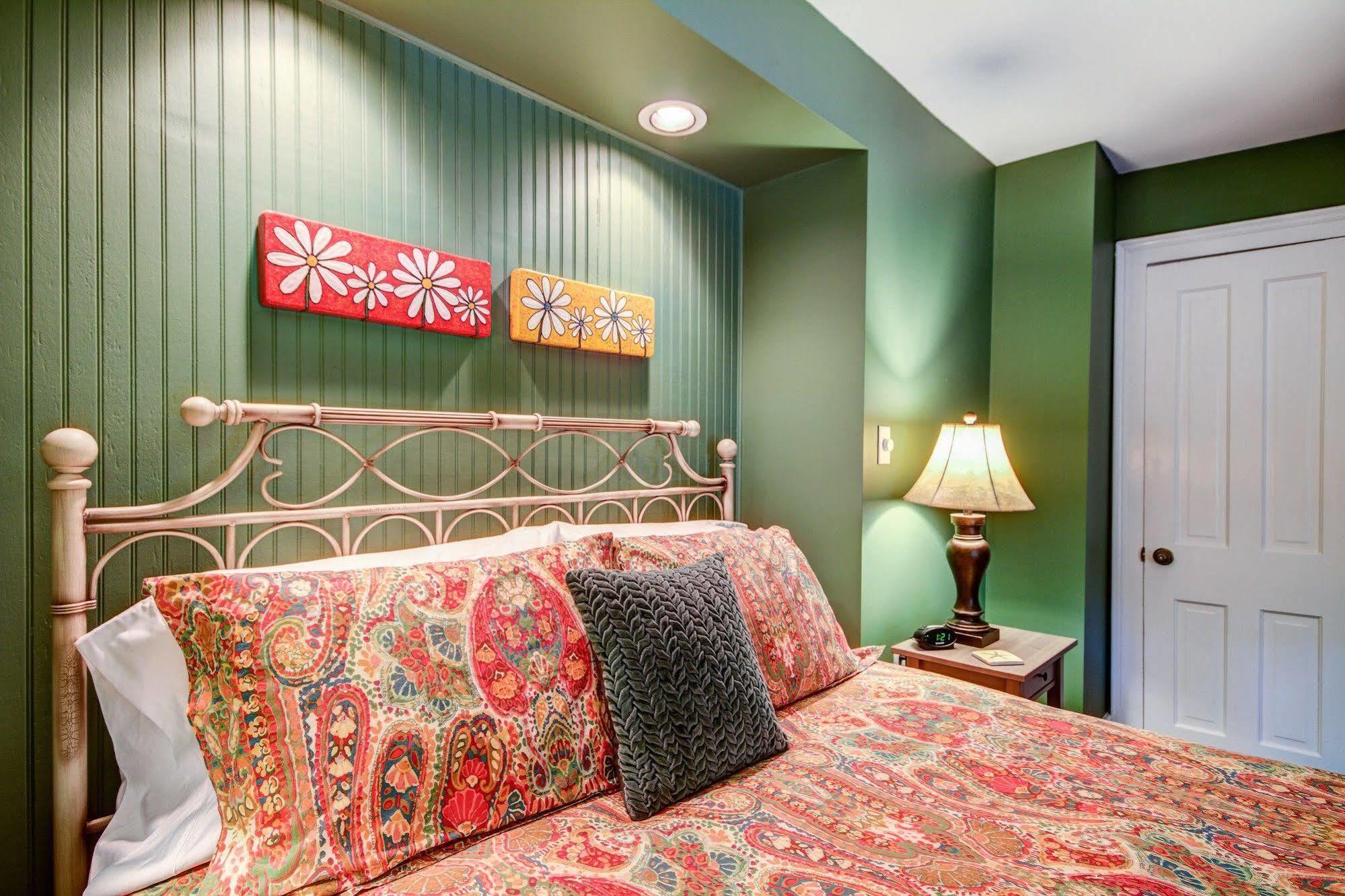 Twin Oaks Inn Saugatuck Exterior photo