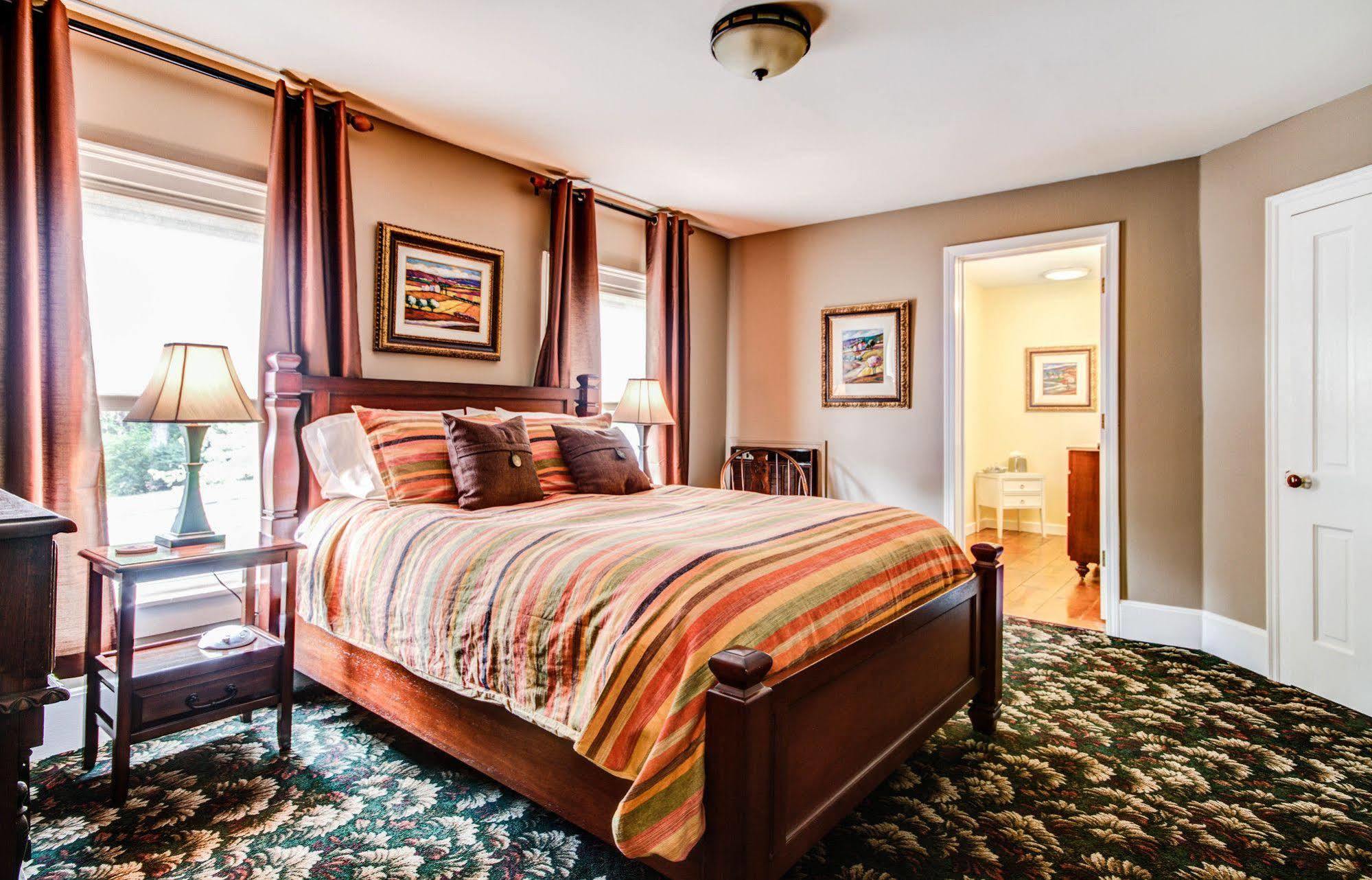 Twin Oaks Inn Saugatuck Exterior photo