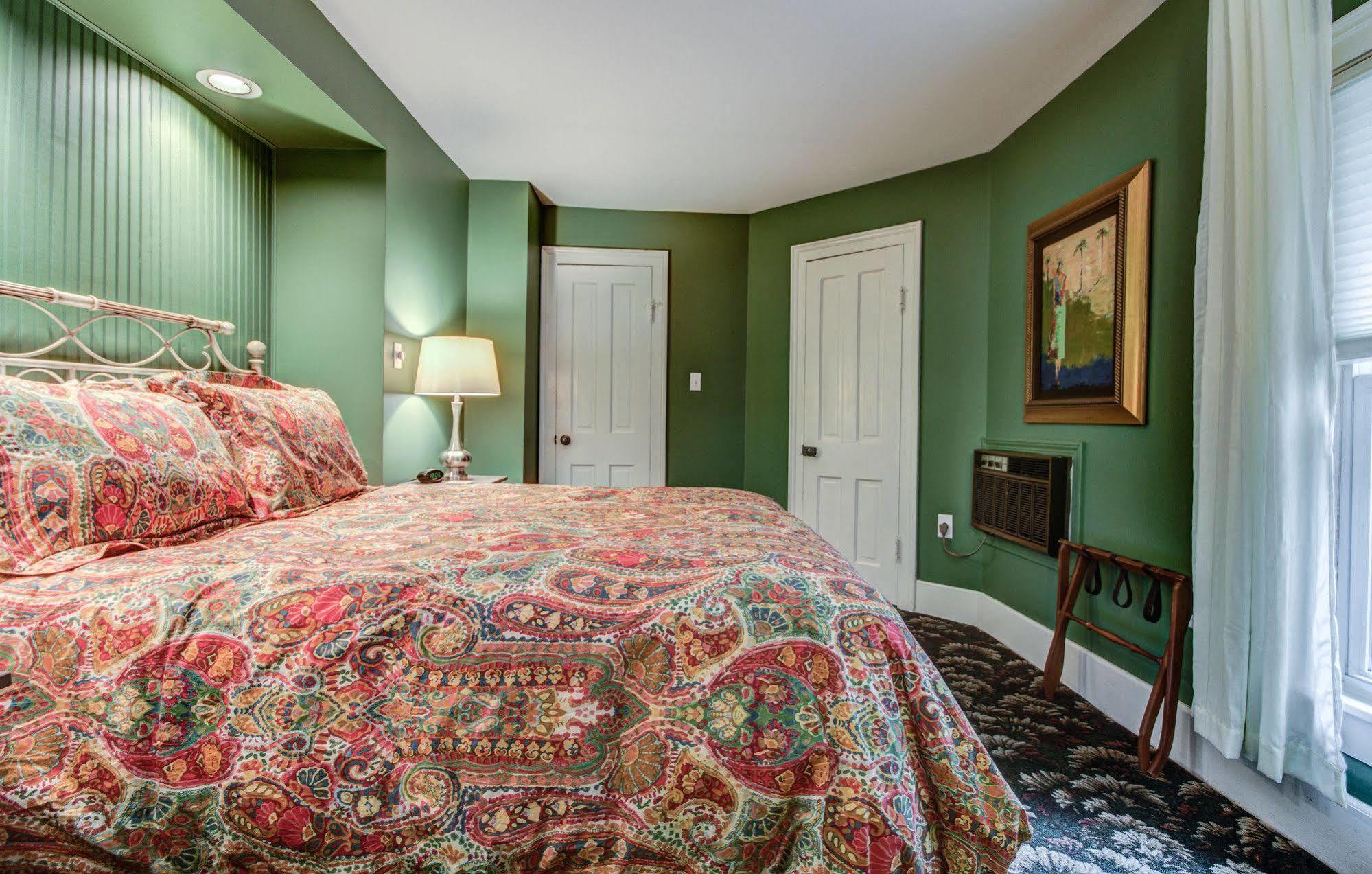 Twin Oaks Inn Saugatuck Exterior photo