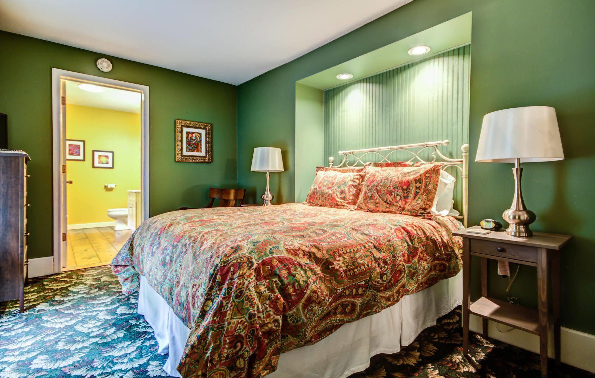 Twin Oaks Inn Saugatuck Exterior photo